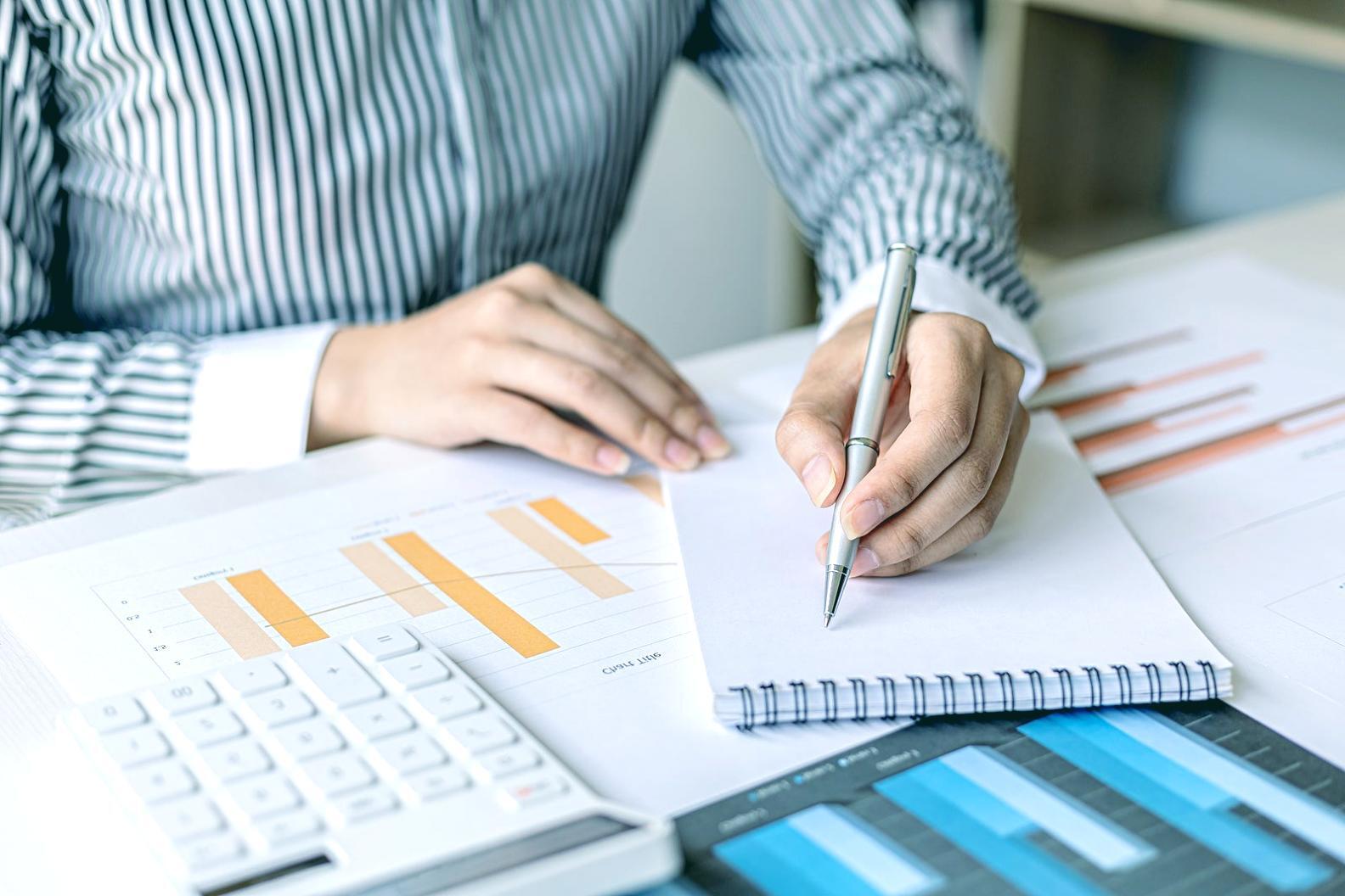 Команда обговорює проєкт за столом